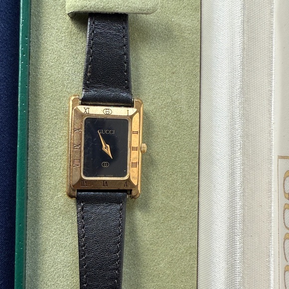 Ladies Vintage Gucci watch 4200 L - Picture 1 of 7